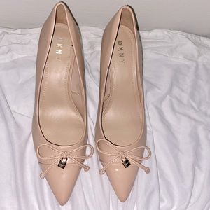 DKNY Patent pointy toe